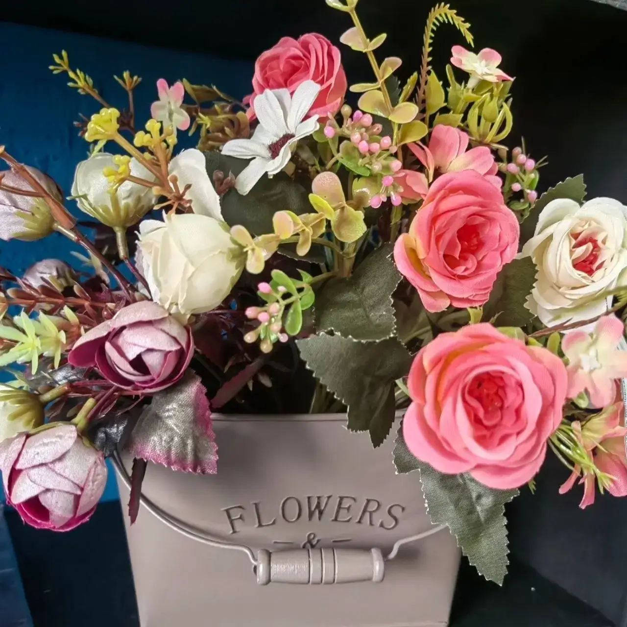 Ведерко с цветами