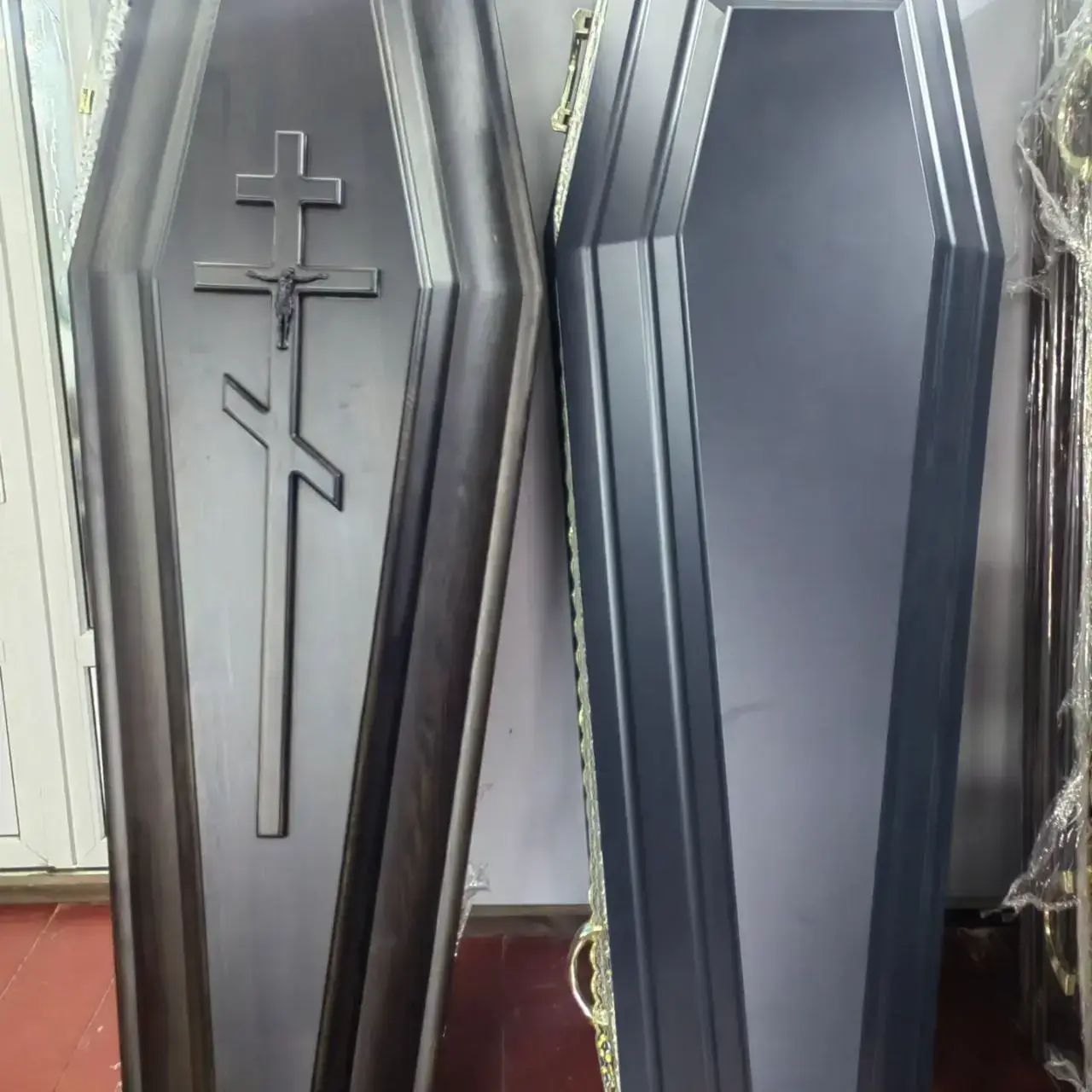 Гробы серый и коричневый