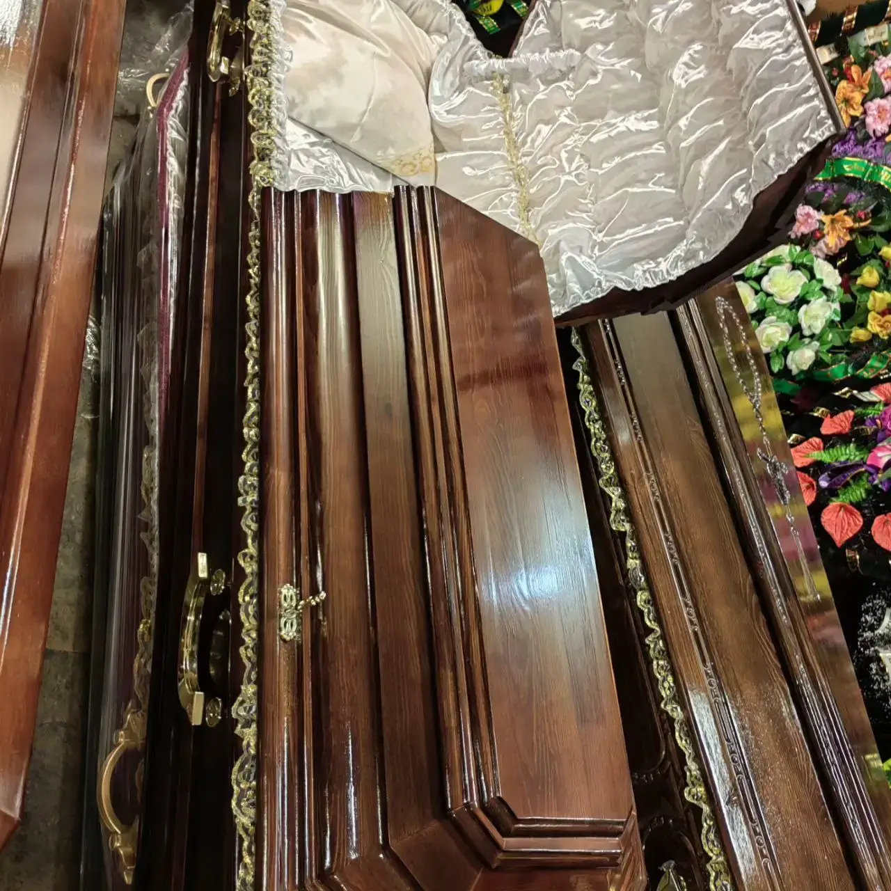 Гроб деревянный, лакированный, с внутренней отделкой